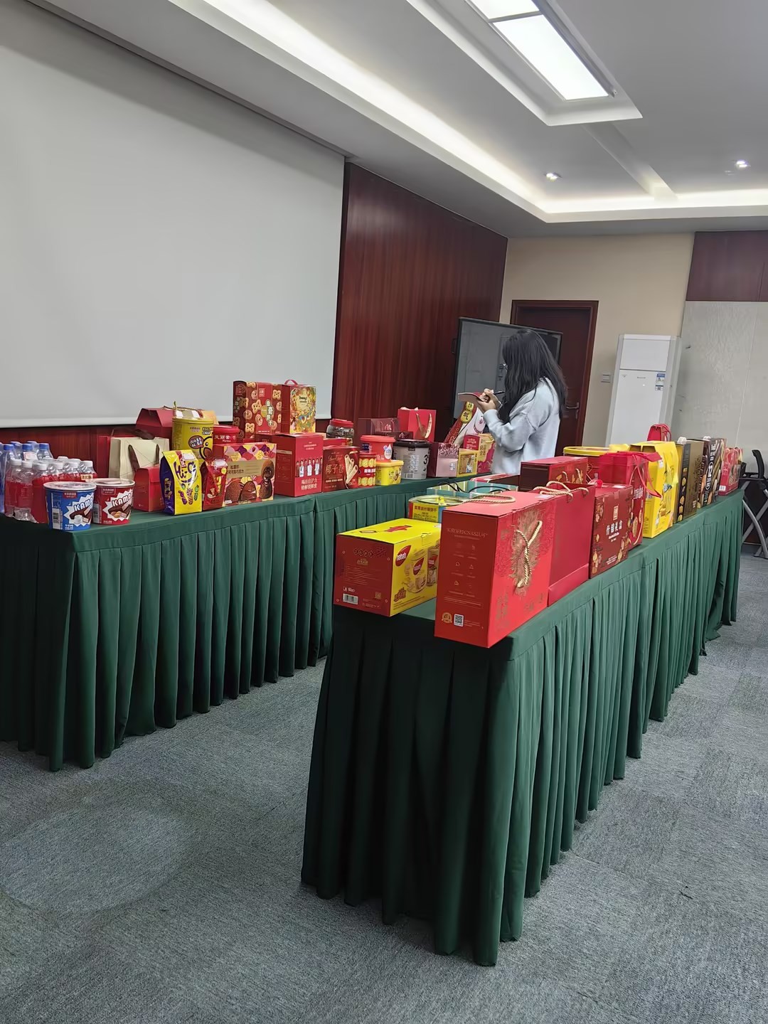 非油品部開展年貨選品會(huì)